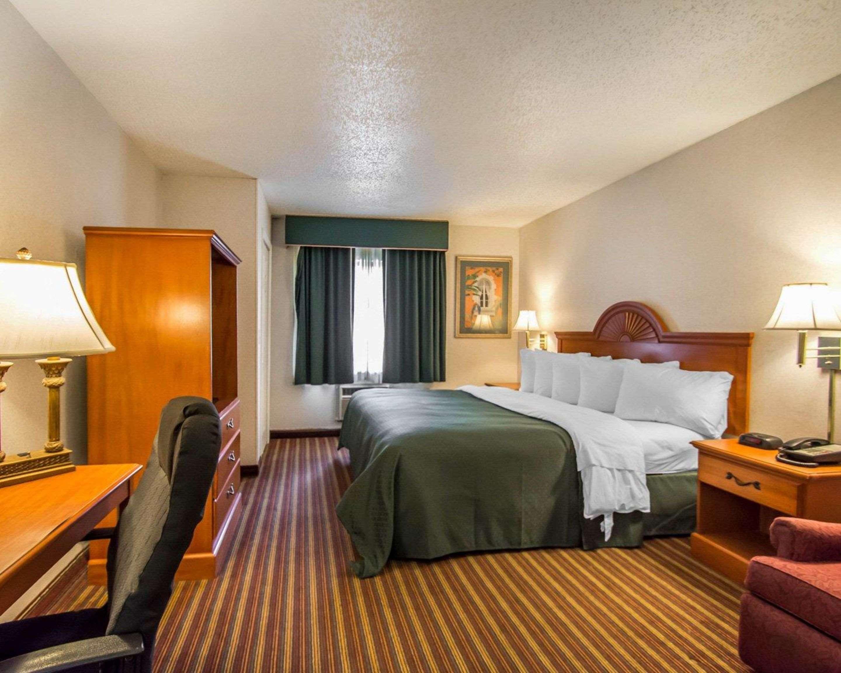 Quality Inn & Suites At Tropicana Field Sankt Petersburg Exterior foto