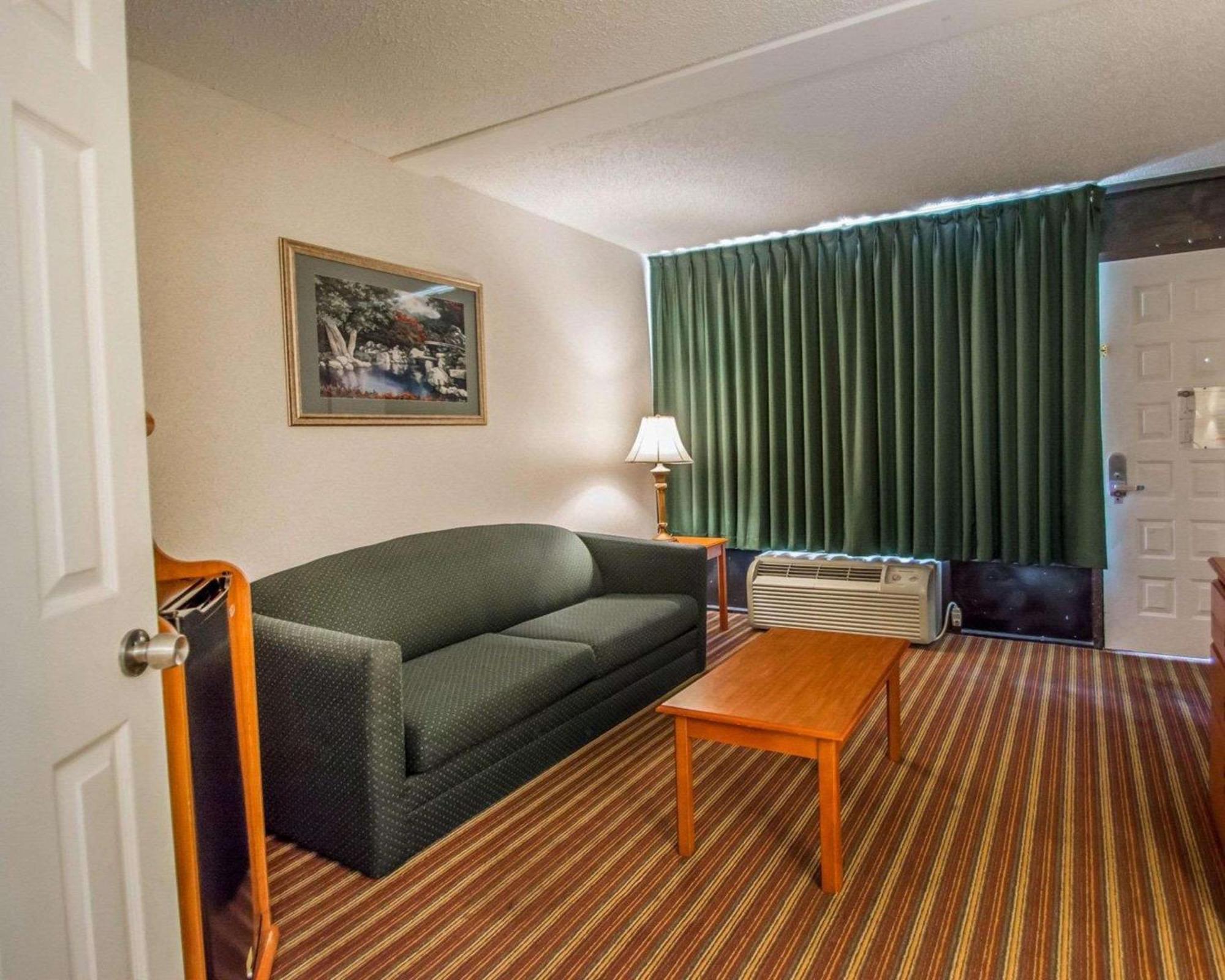 Quality Inn & Suites At Tropicana Field Sankt Petersburg Exterior foto