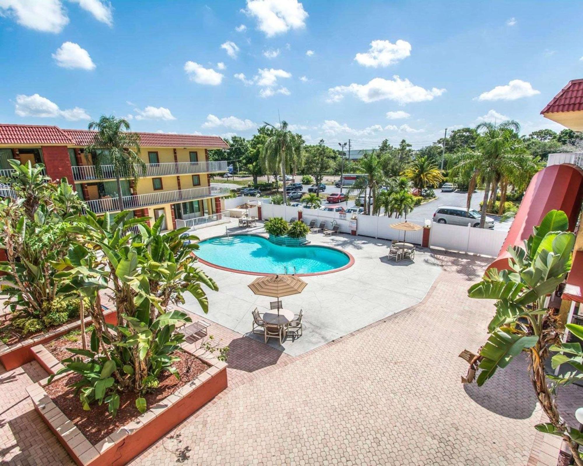 Quality Inn & Suites At Tropicana Field Sankt Petersburg Exterior foto