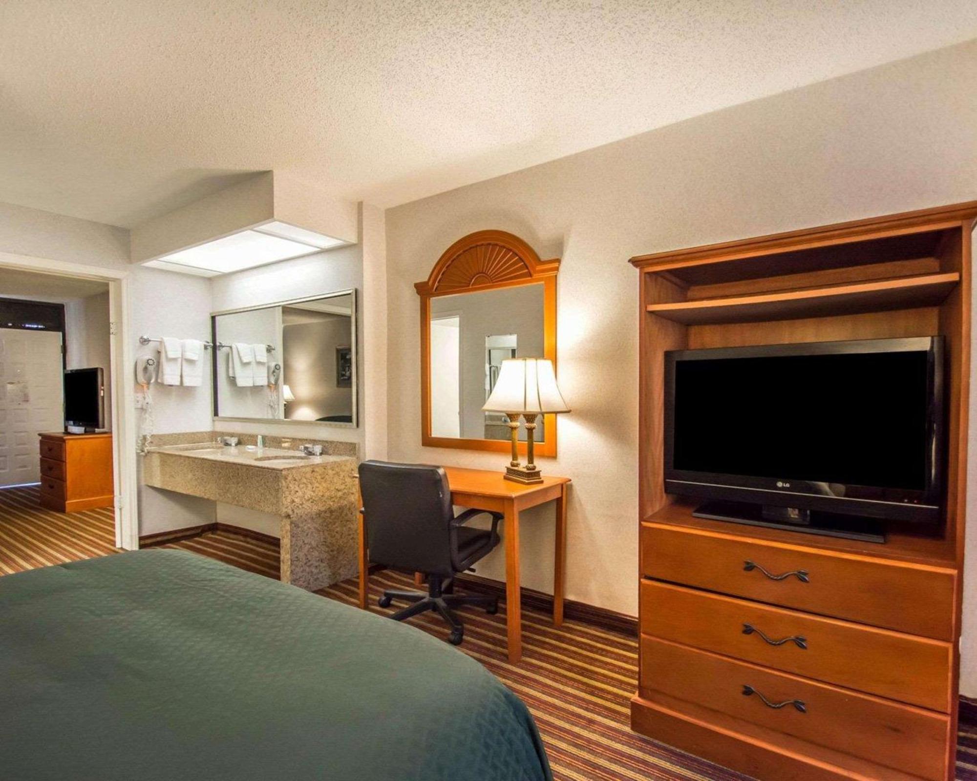 Quality Inn & Suites At Tropicana Field Sankt Petersburg Exterior foto