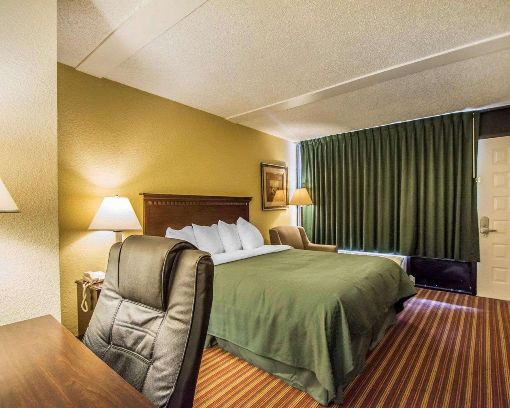 Quality Inn & Suites At Tropicana Field Sankt Petersburg Exterior foto