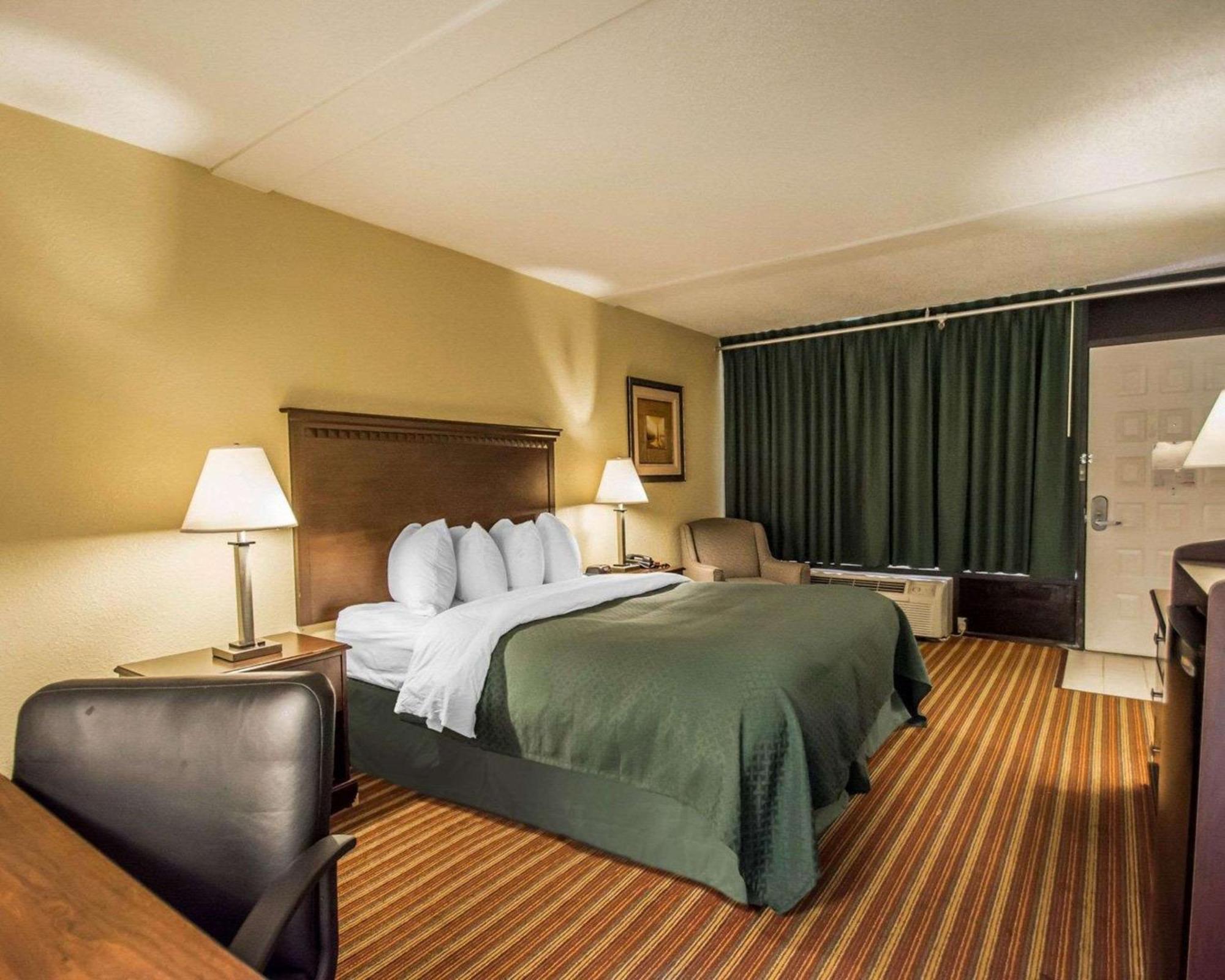 Quality Inn & Suites At Tropicana Field Sankt Petersburg Exterior foto