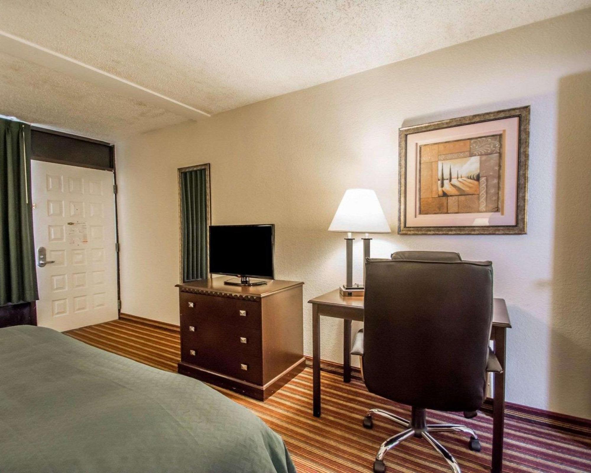 Quality Inn & Suites At Tropicana Field Sankt Petersburg Exterior foto