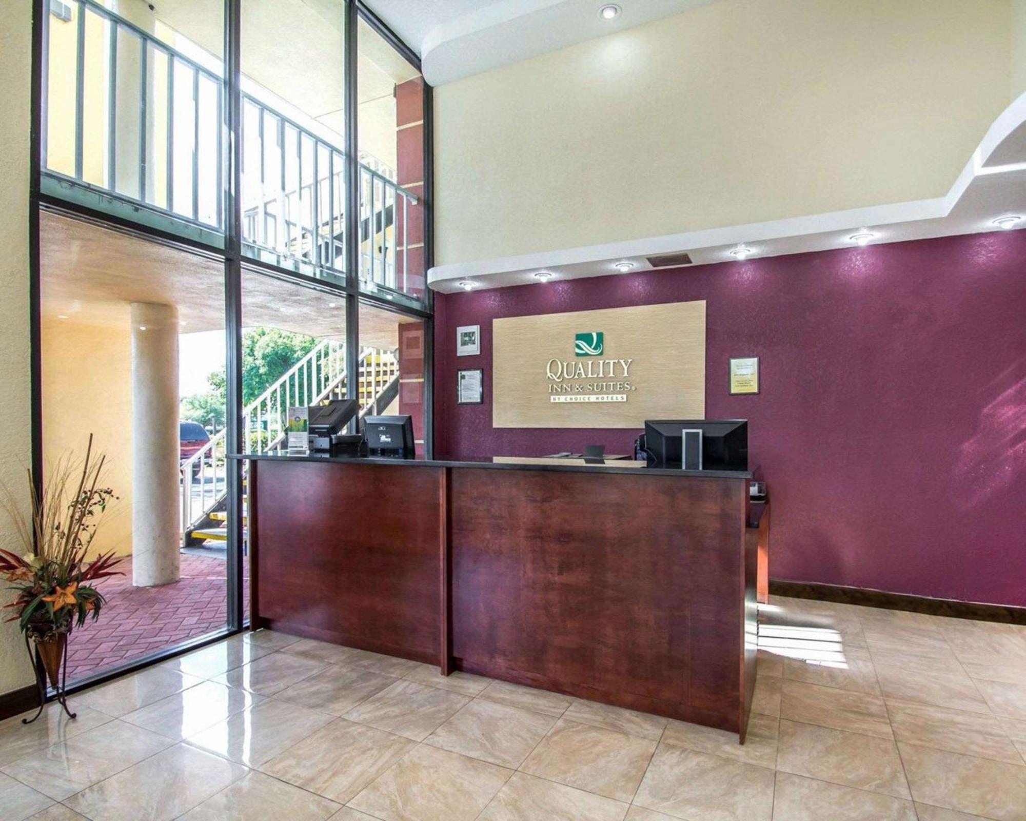 Quality Inn & Suites At Tropicana Field Sankt Petersburg Exterior foto