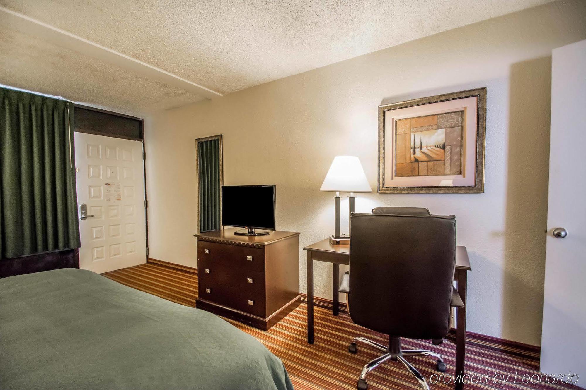 Quality Inn & Suites At Tropicana Field Sankt Petersburg Exterior foto