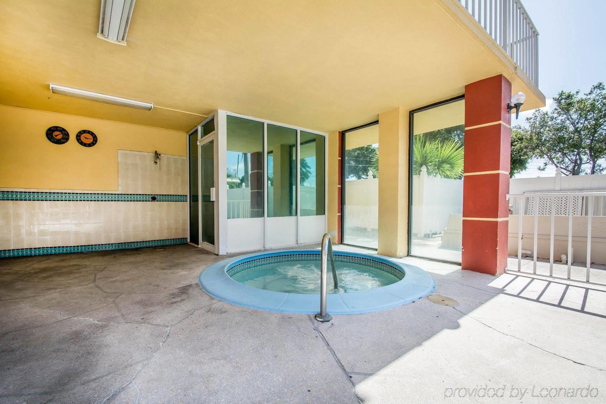 Quality Inn & Suites At Tropicana Field Sankt Petersburg Exterior foto