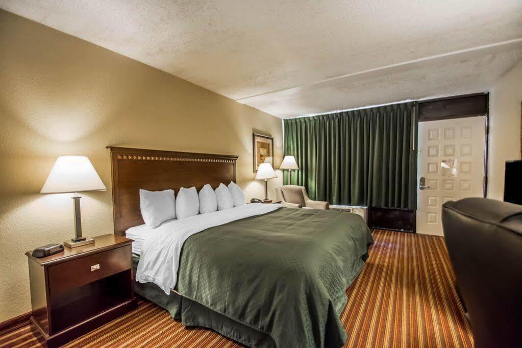 Quality Inn & Suites At Tropicana Field Sankt Petersburg Exterior foto