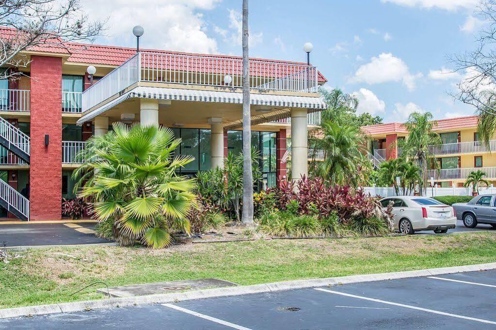 Quality Inn & Suites At Tropicana Field Sankt Petersburg Exterior foto